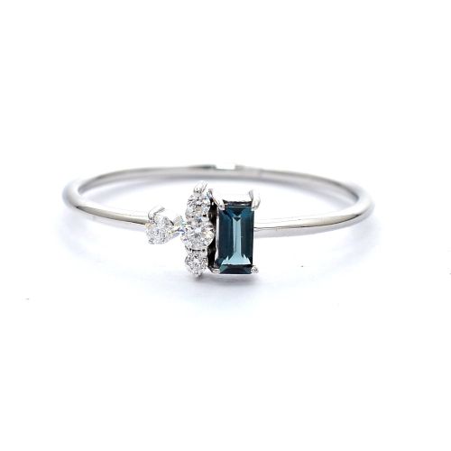 White gold ring with diamonds 0.09 ct and blue topaz 0,16 ct